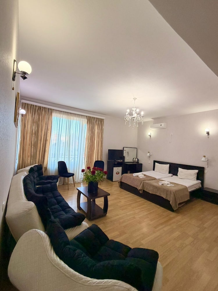 Qeroli Hotel 31/50