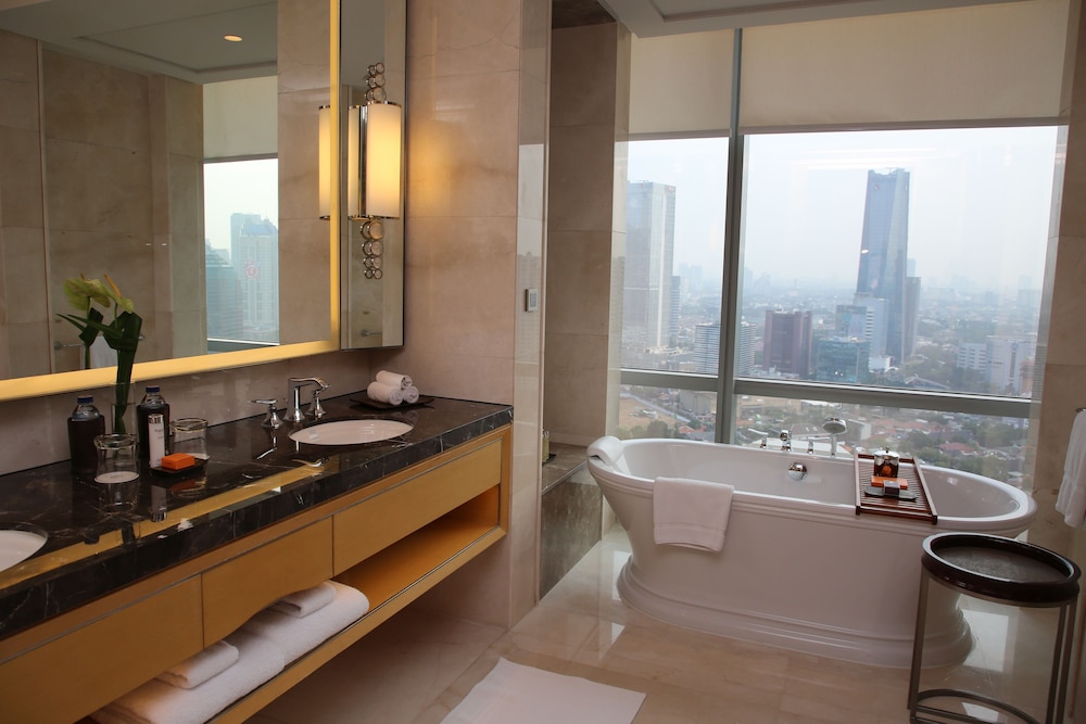 ARTIST, SUITE, KING BED