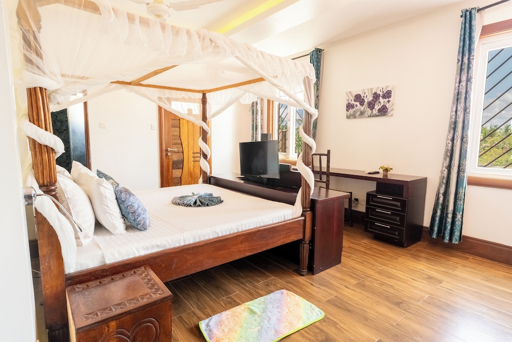 Queens Chateau Boutique Villa 8/50