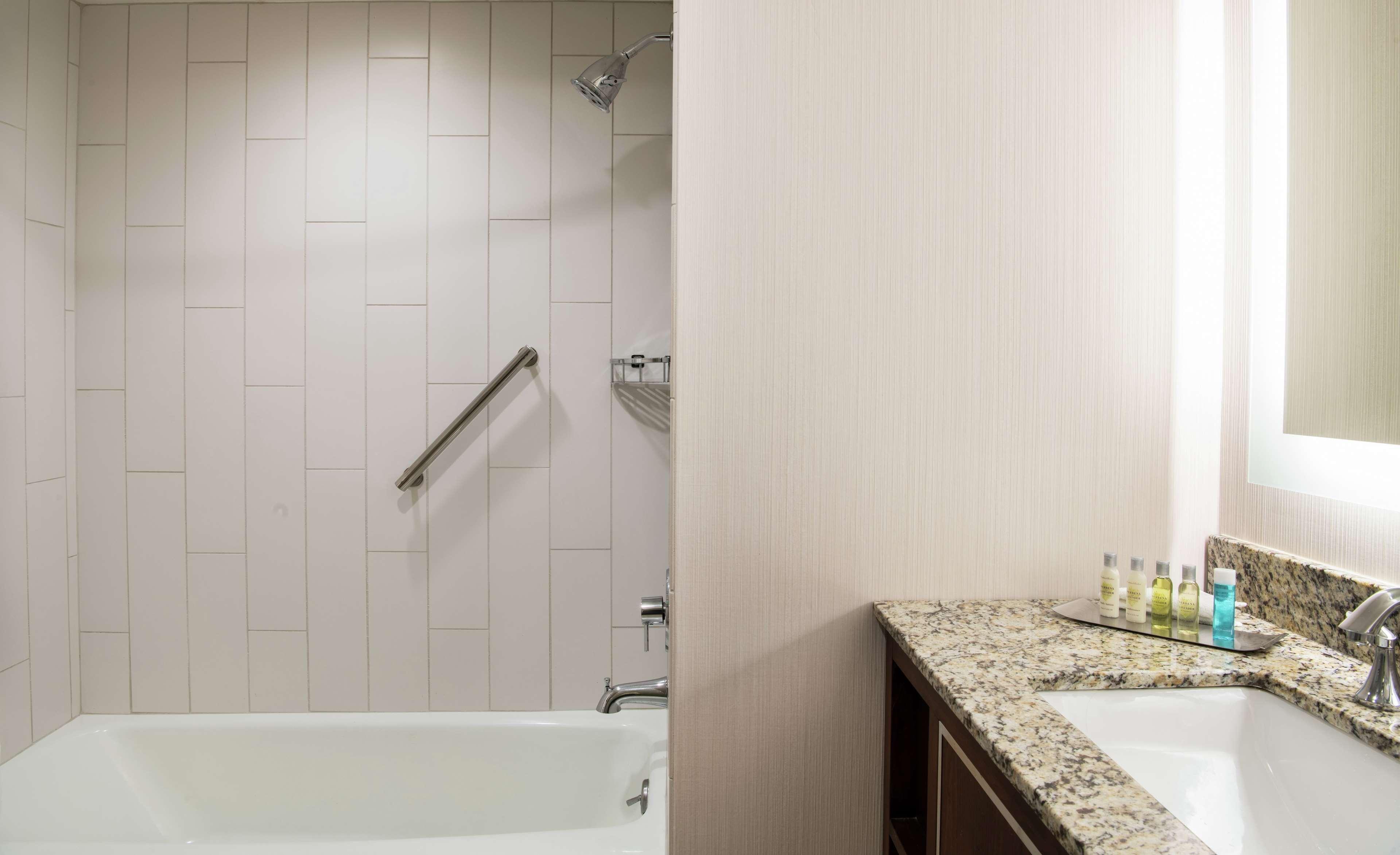غرفة كبيرة بسرير كينج بشرفة، Doubletree By Hilton Hotel Portland 6/6