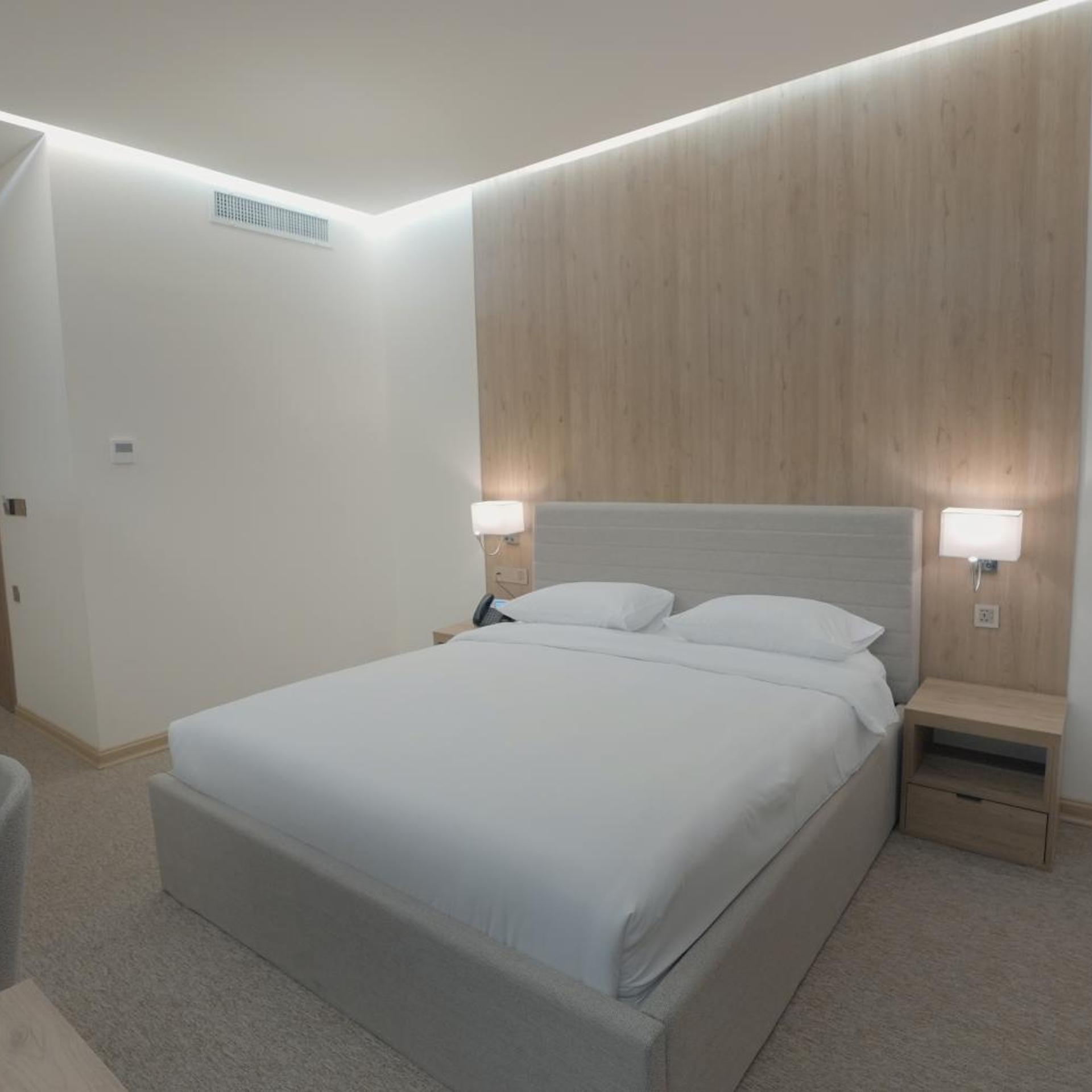 BAZ Hotel 24/73