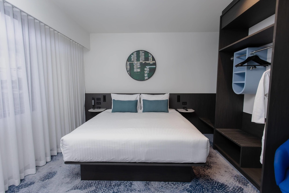 Superior, King Bed, City View