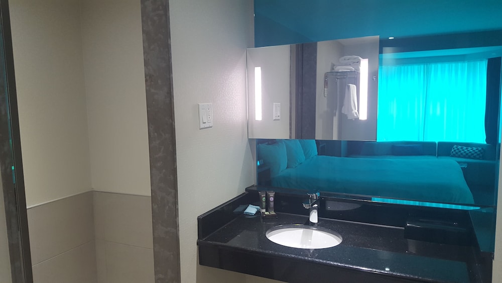 Novotel Montreal Centre 56/58
