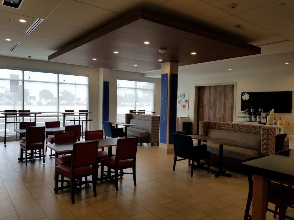 HOLIDAY INN EXPRESS VISALIA 17/28
