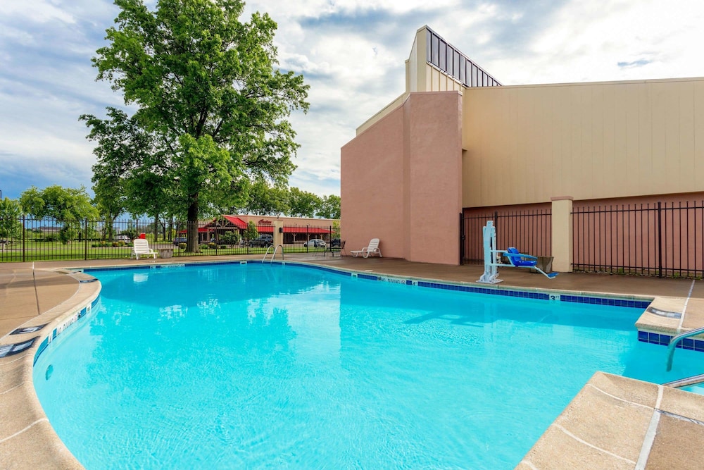 Baymont By Wyndham Elkhart 4/54