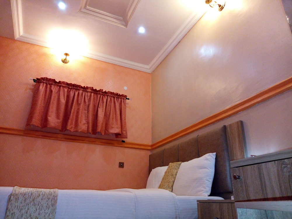 Euro Lounge And Suites 1/16