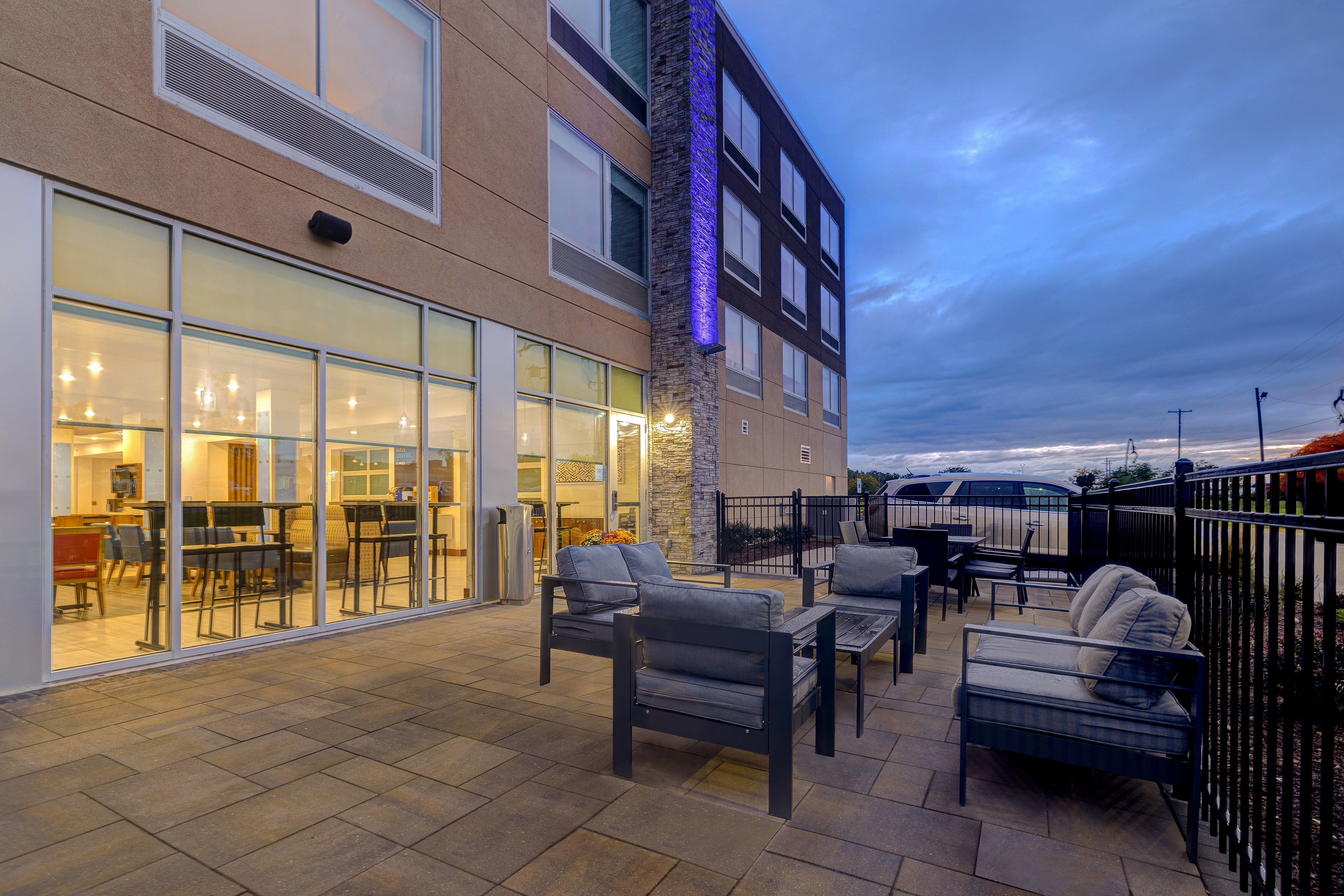 Holiday Inn Express and Suites Brighton 44/60