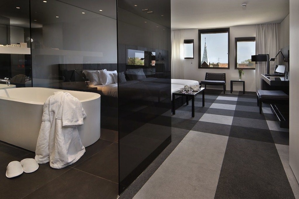 Hotel Graphite Gallery 40/44