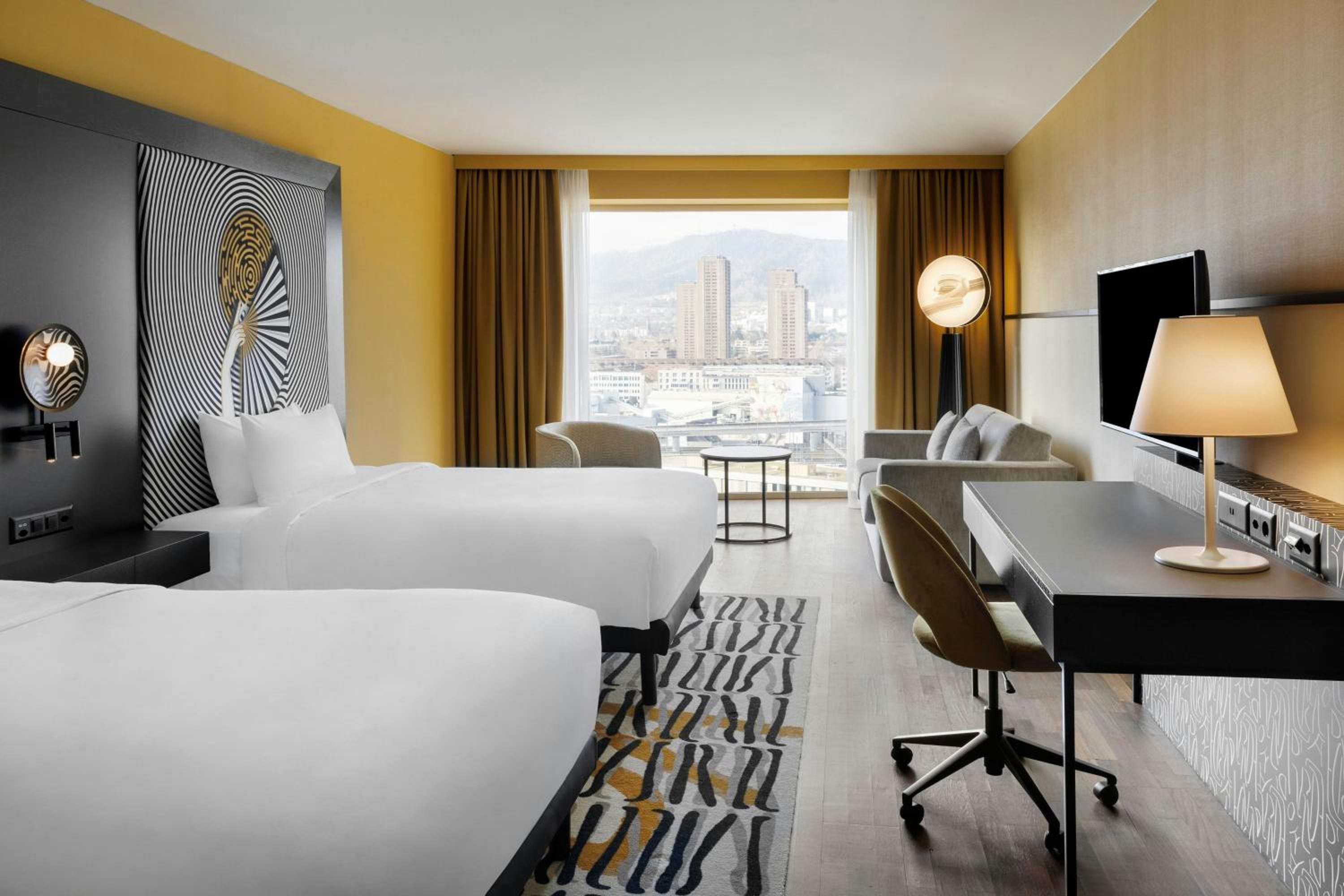 غرفة عائلية بسريرين مزدوجين بإطلالة على المدينة مع أريكة، RENAISSANCE ZURICH TOWER HOTEL 3/7