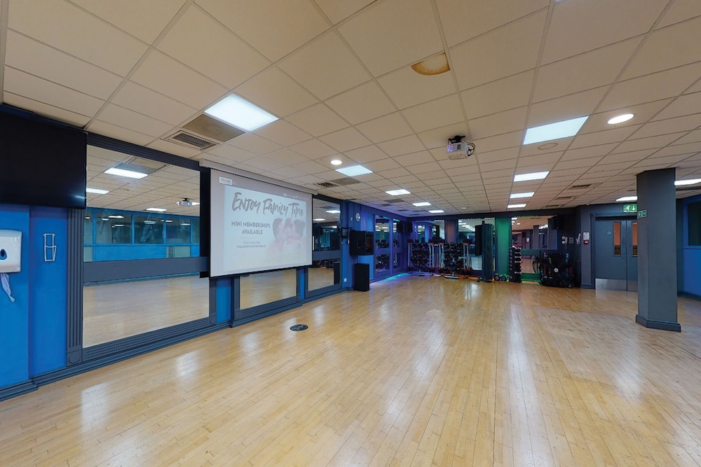 Village Leeds North Hotel Leisure Club 4/70