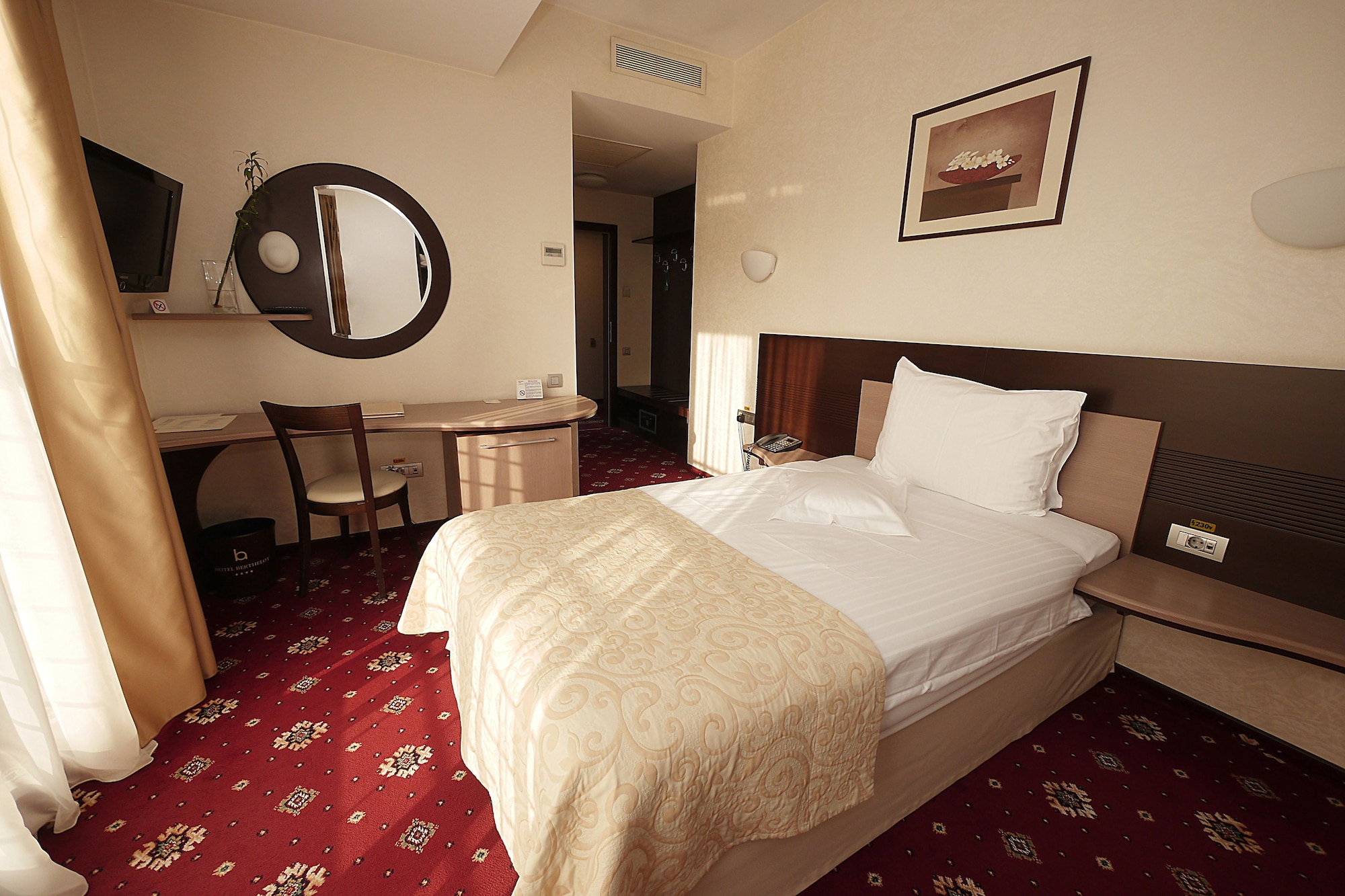 ROOM, DOUBLE BED
