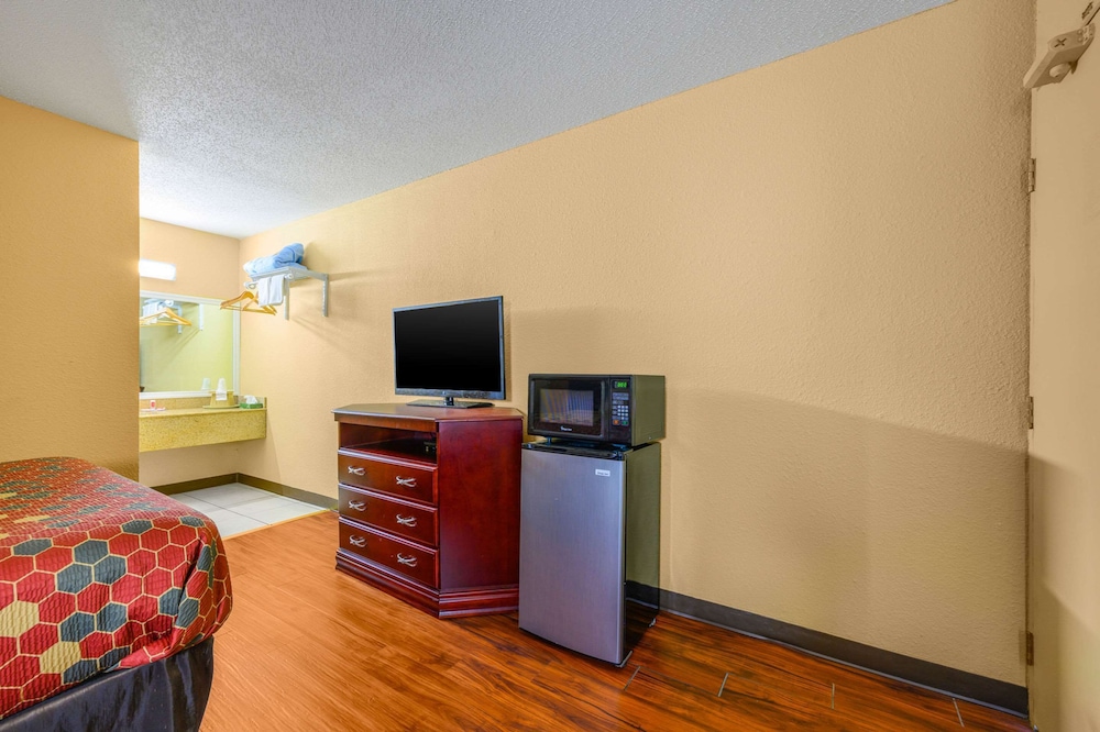 Econo Lodge Decatur South 18/28