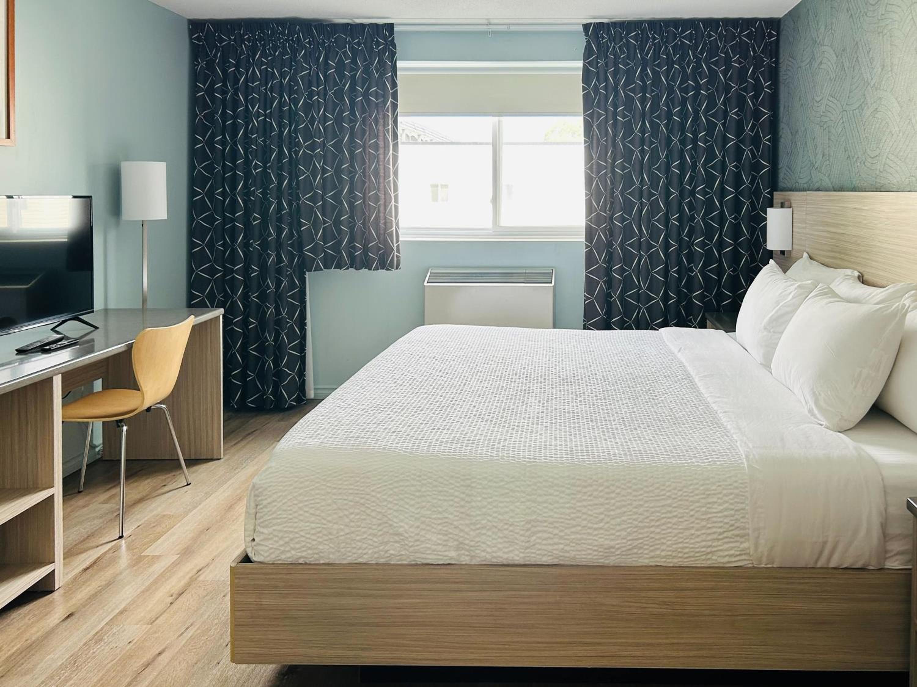 SUITE, QUEEN BED, JETTED TUB