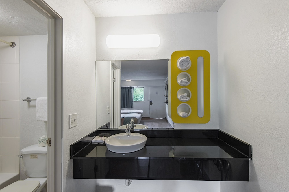 Motel6 Overland Park, KS 24/25