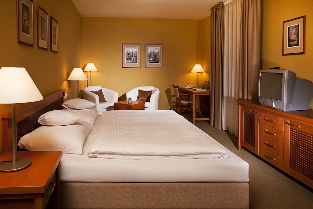Dolce Villa Hotel 11/57