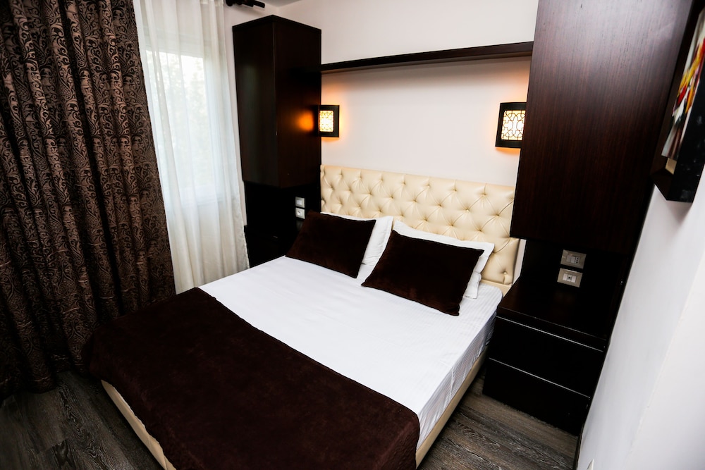 HOTEL TOWN HOUSE 12/36