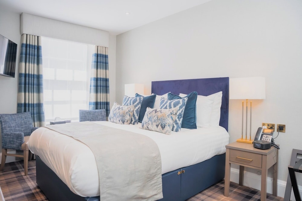 Semi Basement, Royal, Club, Queen Bed