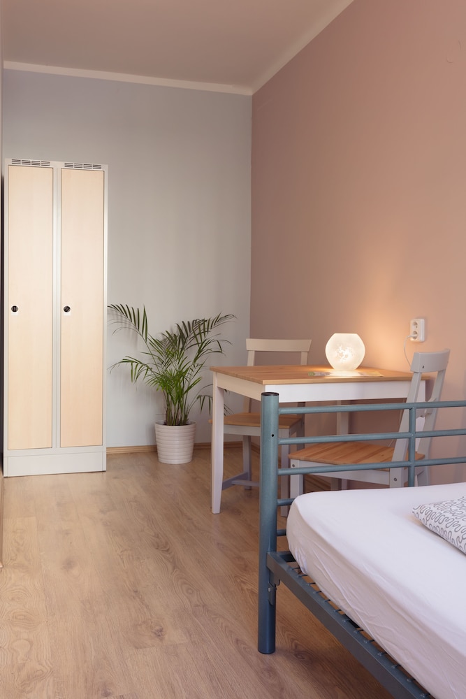 Patio Hostel 20/50