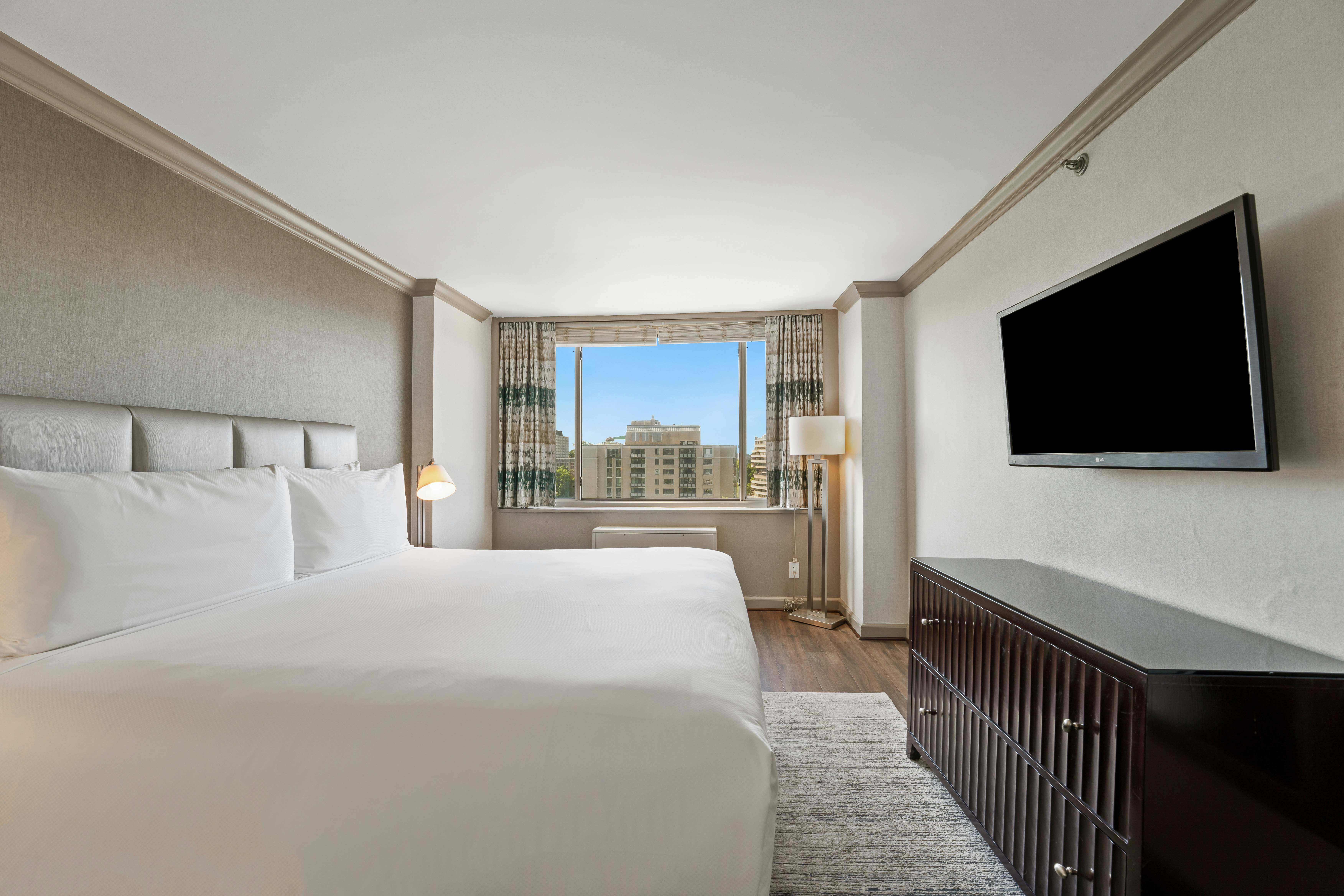 1 BEDROOM, KING BED, ACCESSIBLE
