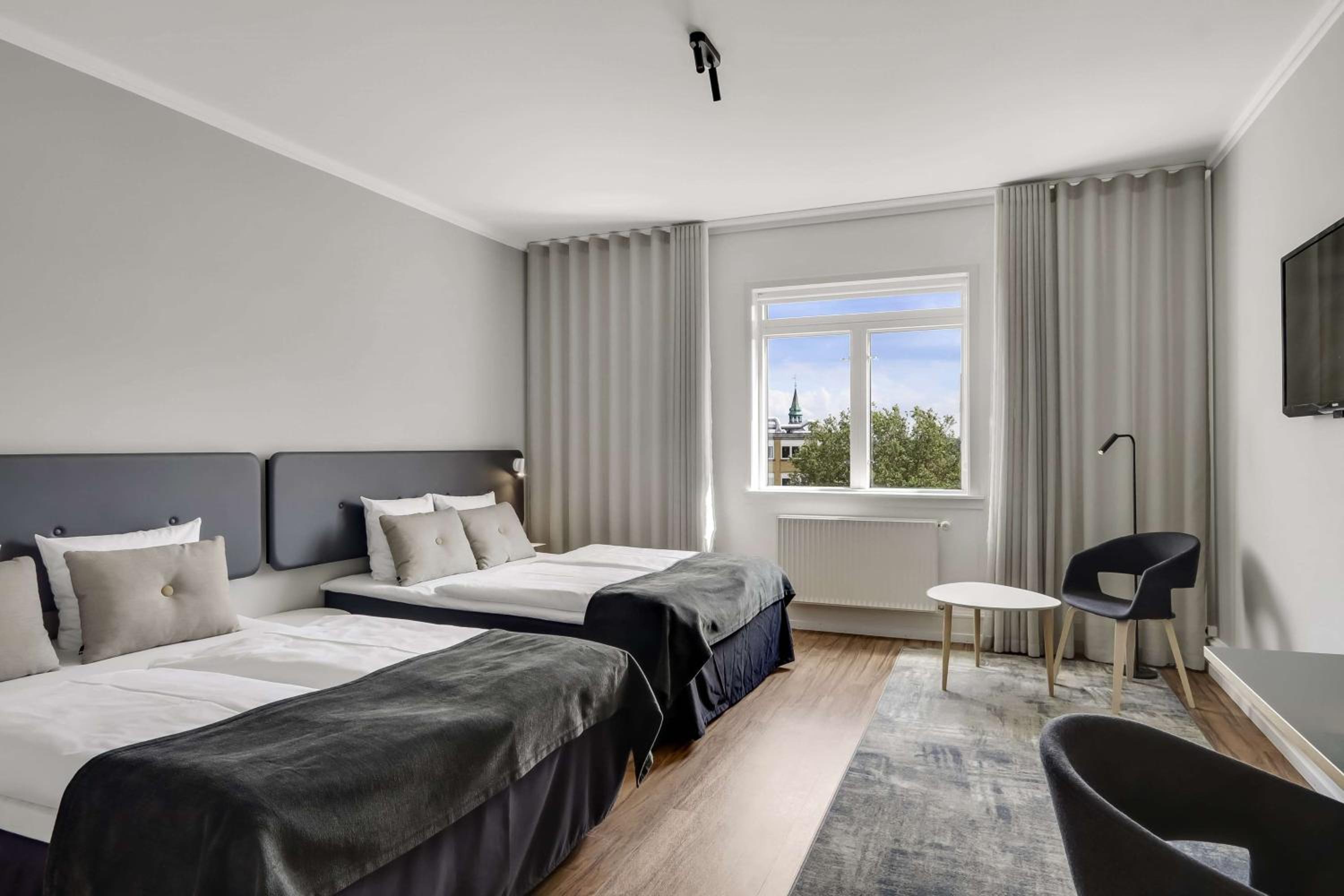 Premium, 2 Queen Beds, City View