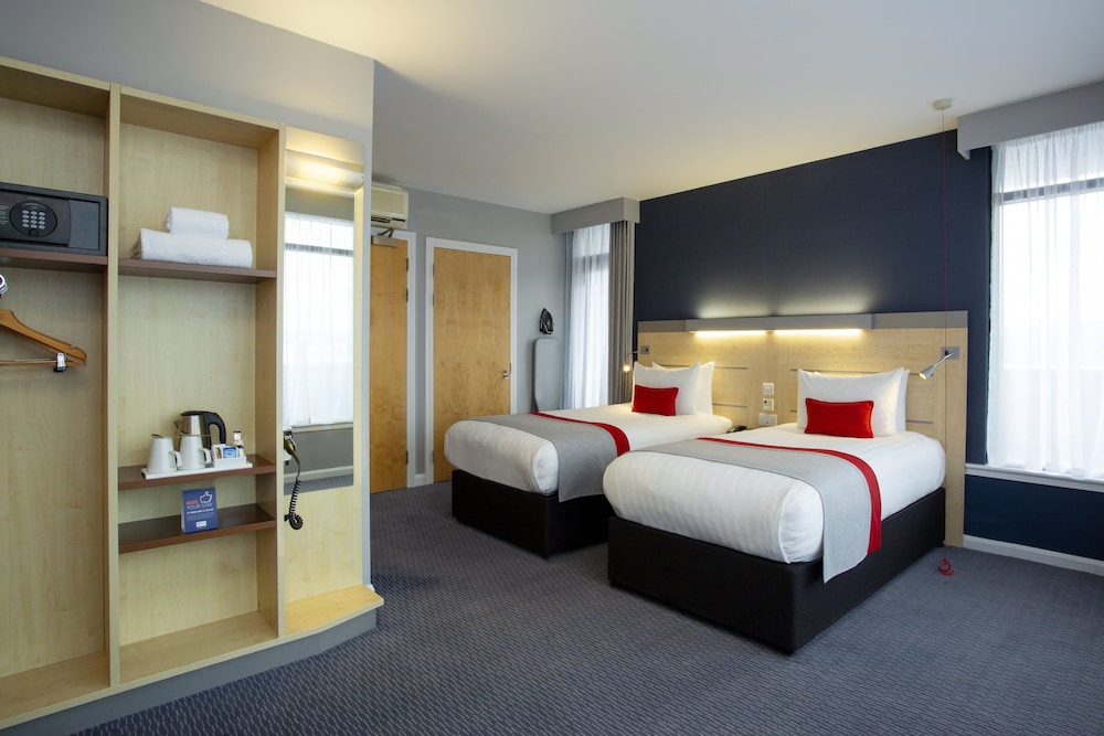 Holiday Inn Express Cheltenham 18/58