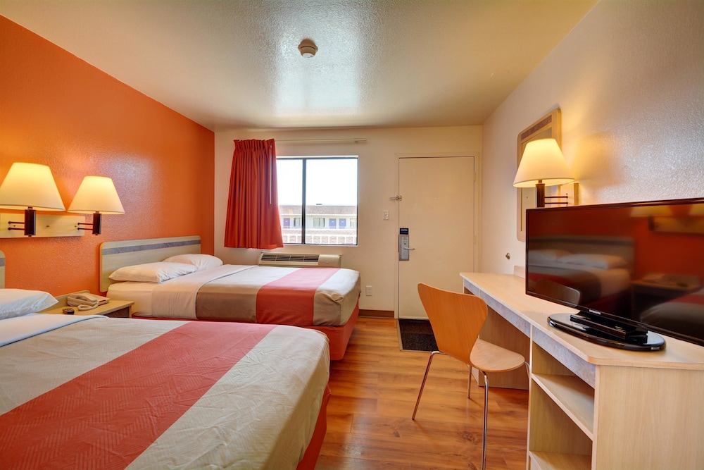Motel6 Windsor Locks, CT - Hartford 40/66