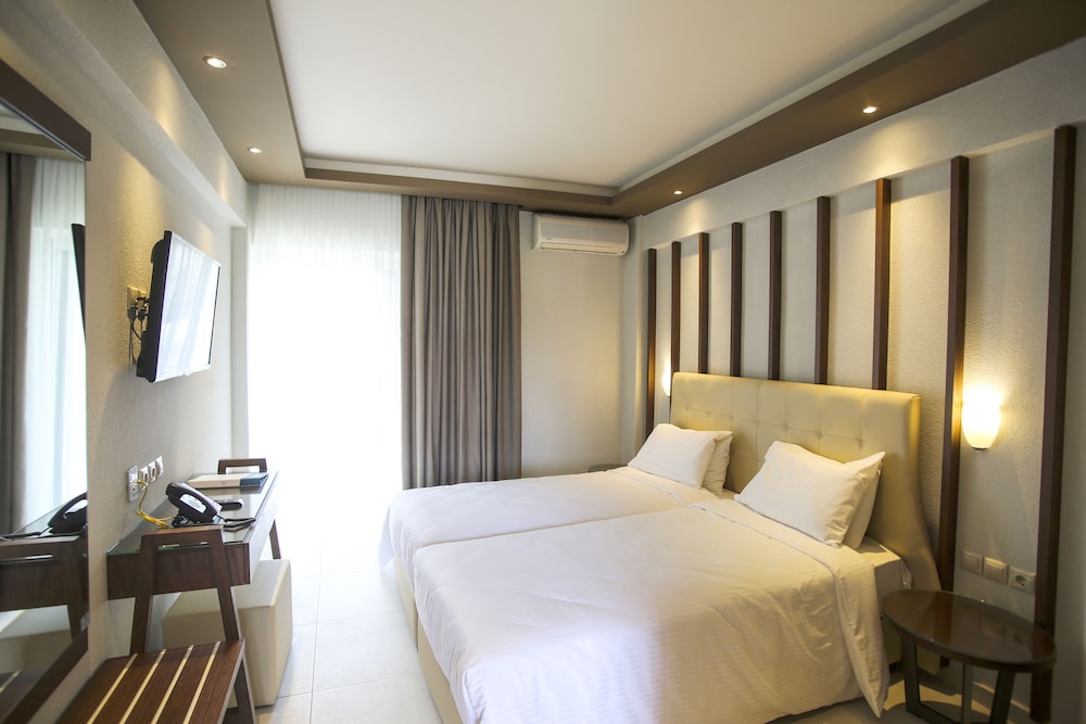 Royal Hotel and Suites 15/49