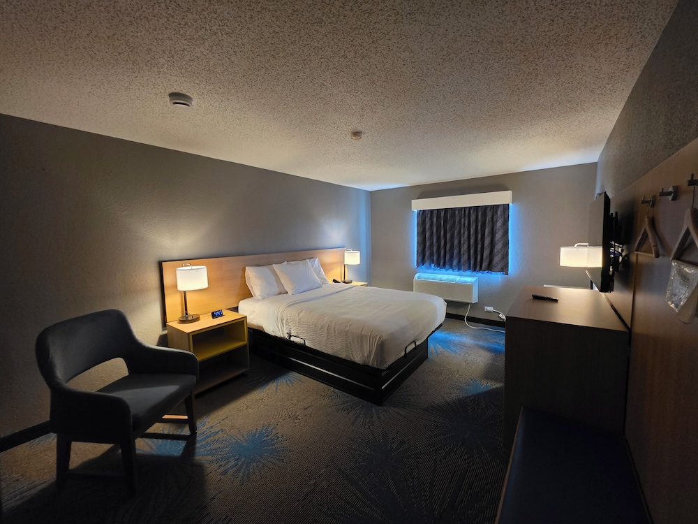 Room, Queen Bed, Accessible, Days Inn by Wyndham Waukegan 4/7