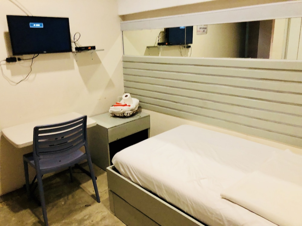 Hometown Hotel Bacolod - Lacson 34/74