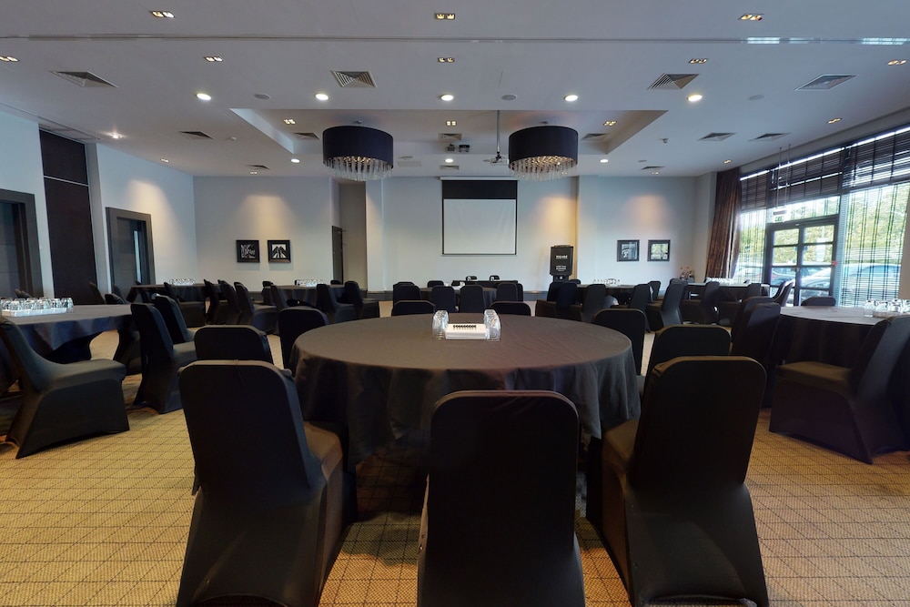 Village Hotel Leeds South 54/63