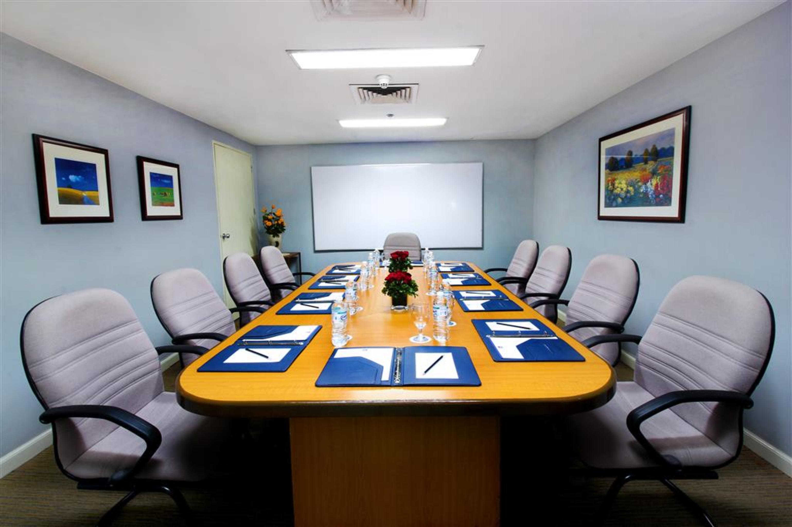 OXFORD SUITES MAKATI 36/41