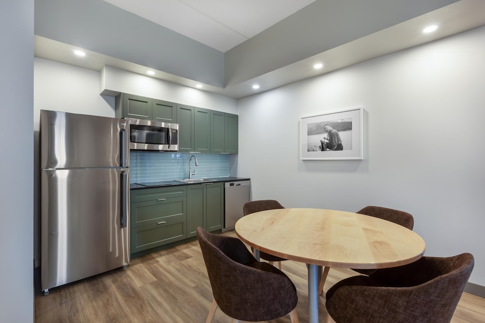 Best Western Plus Kawartha Lakes Hotel & Suites 32/52