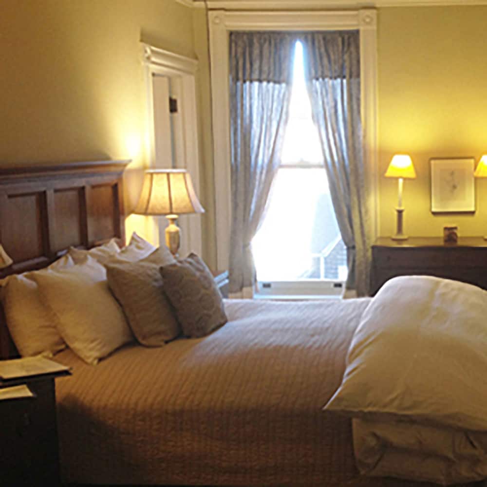 SUITE, QUEEN BED