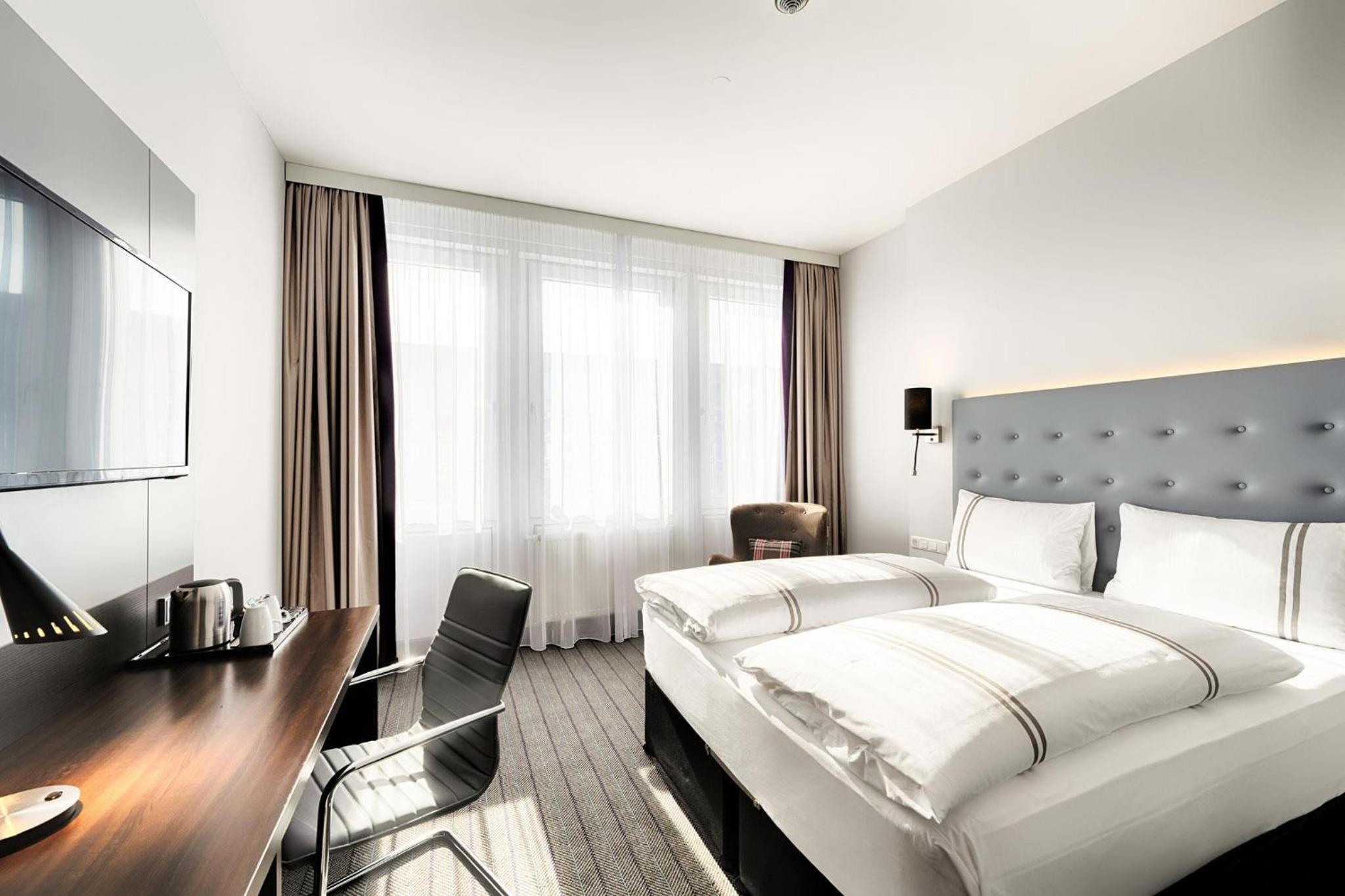 ROOM, DOUBLE BED