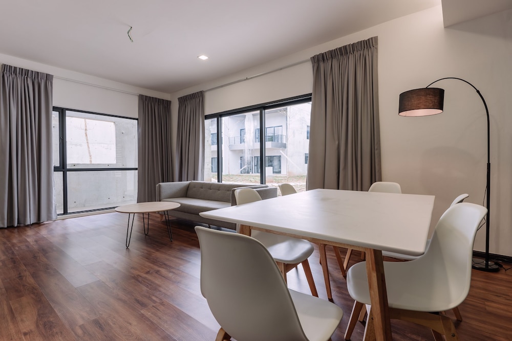 Roxy Sematan Villa And Townhouse 30/60