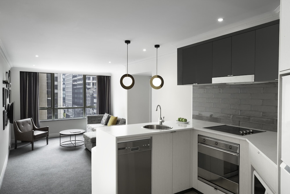 Mantra 2 Bond Street Sydney 48/62