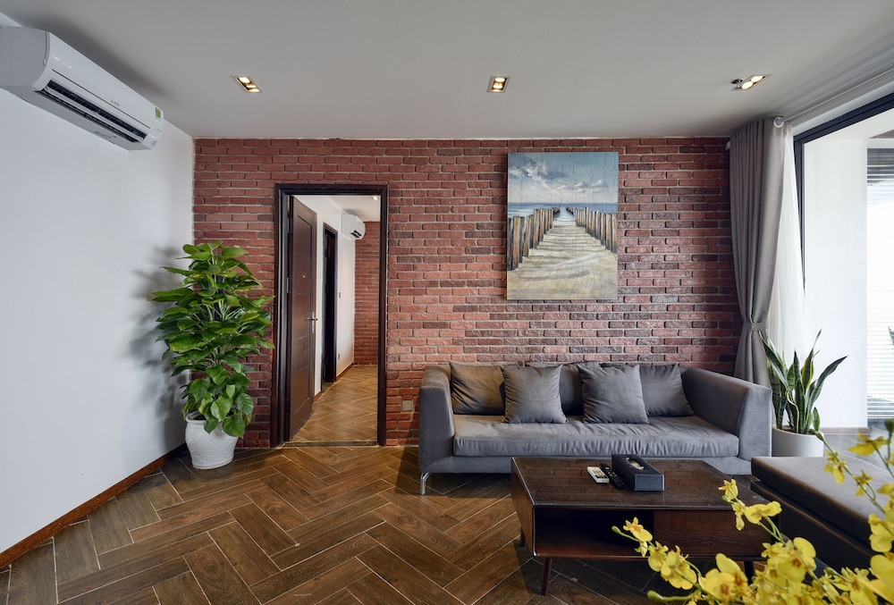 The Marron Hotel 35/50