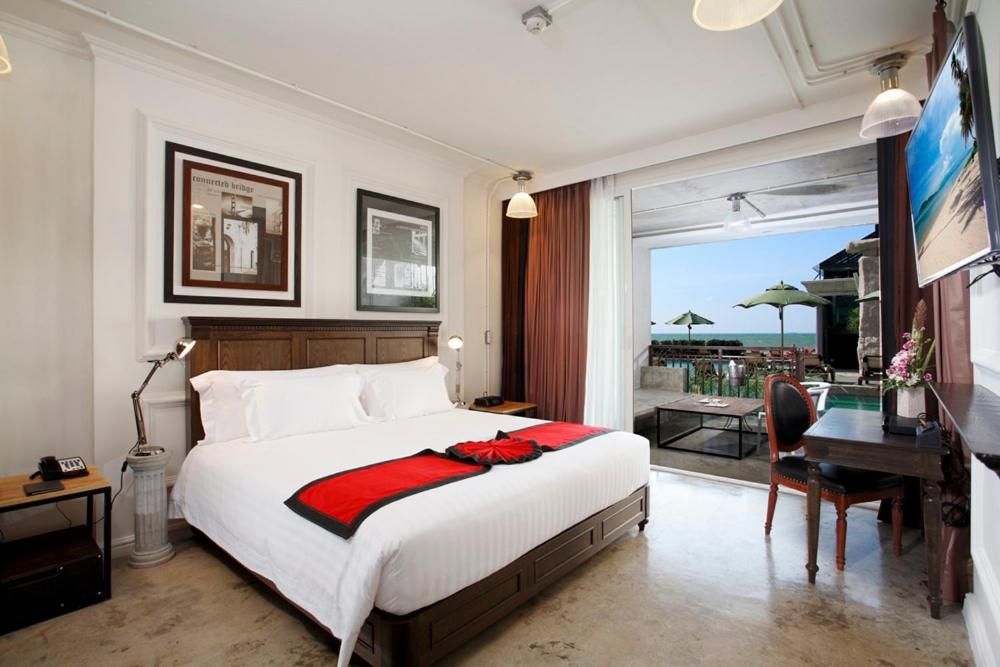 Deluxe, King Bed, Pool Access
