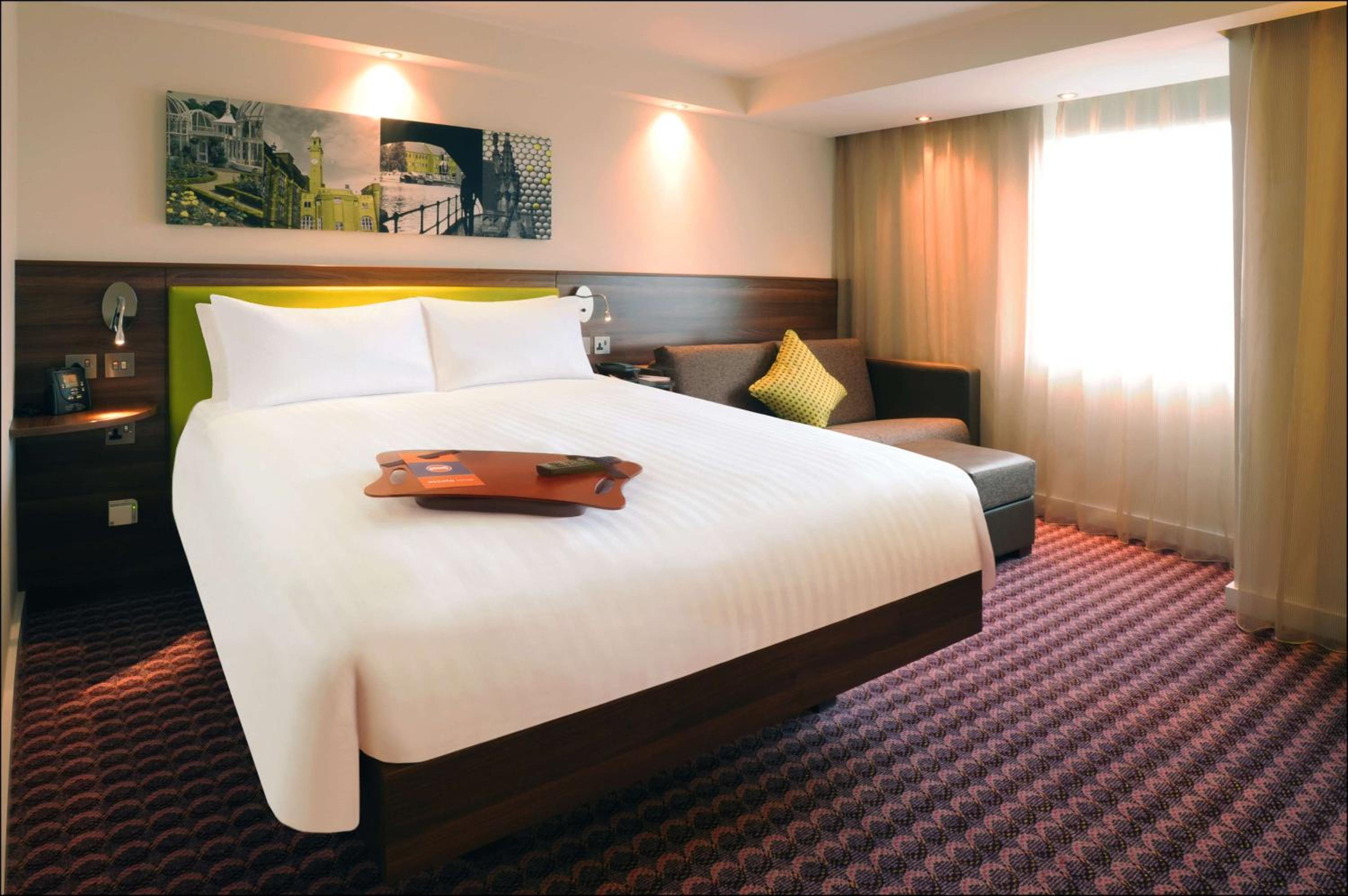 ROOM, QUEEN BED, ACCESSIBLE