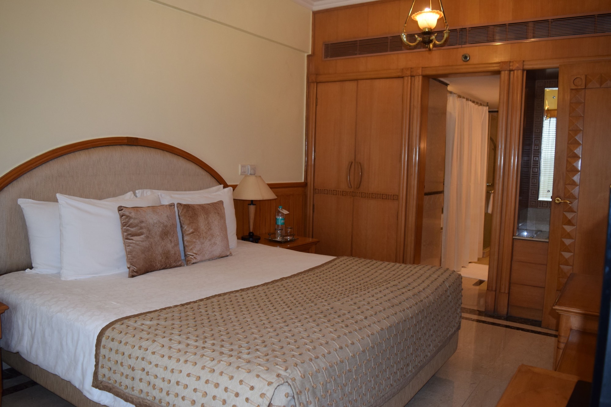 EXECUTIVE, SUITE