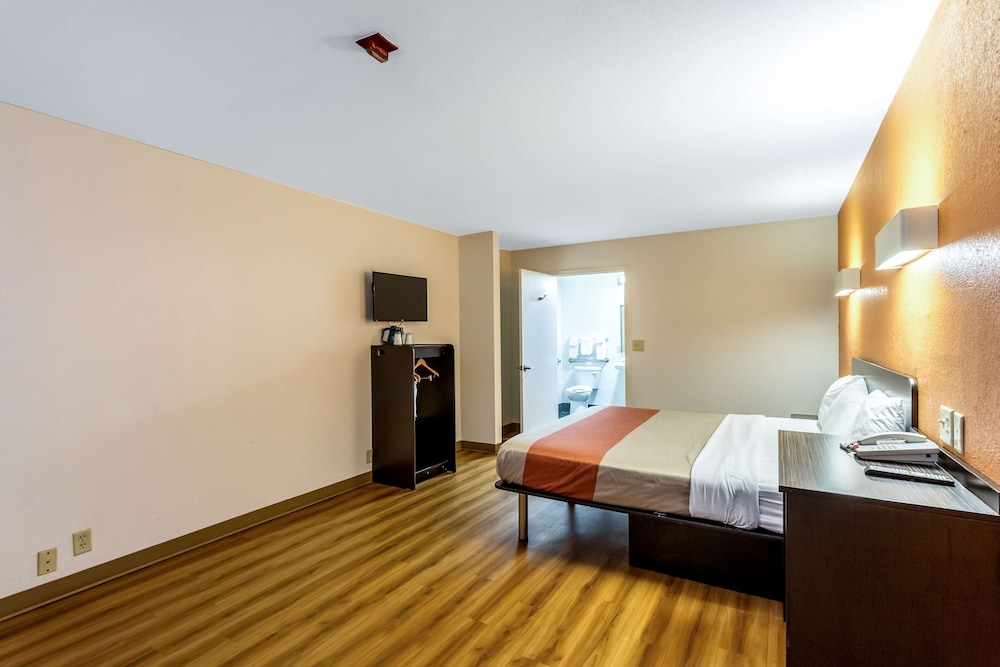Motel6 San Antonio, TX - South IH-10 East 33/51