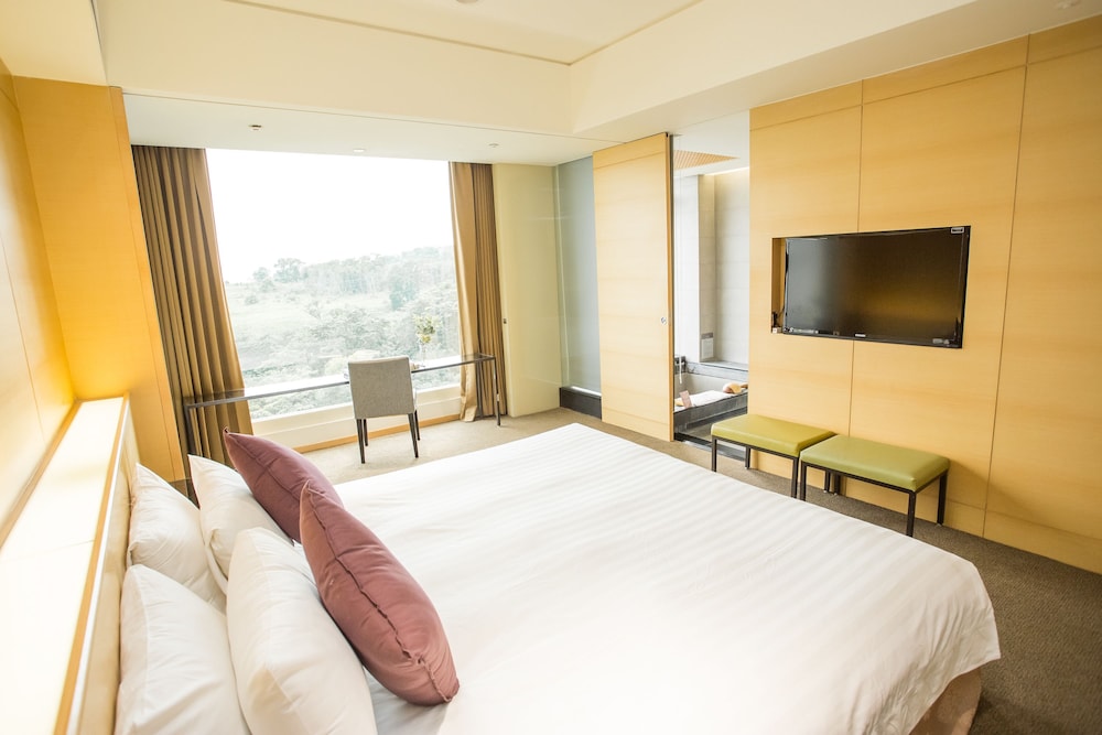 STANDARD, QUEEN BED