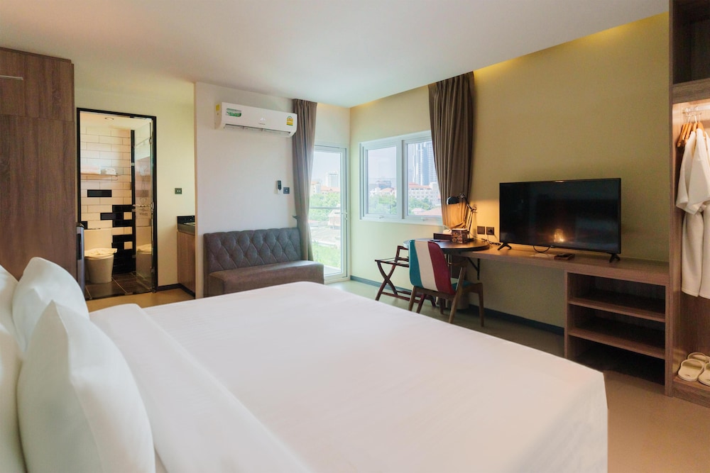 DELUXE, KING BED, CITY VIEW, BALCONY