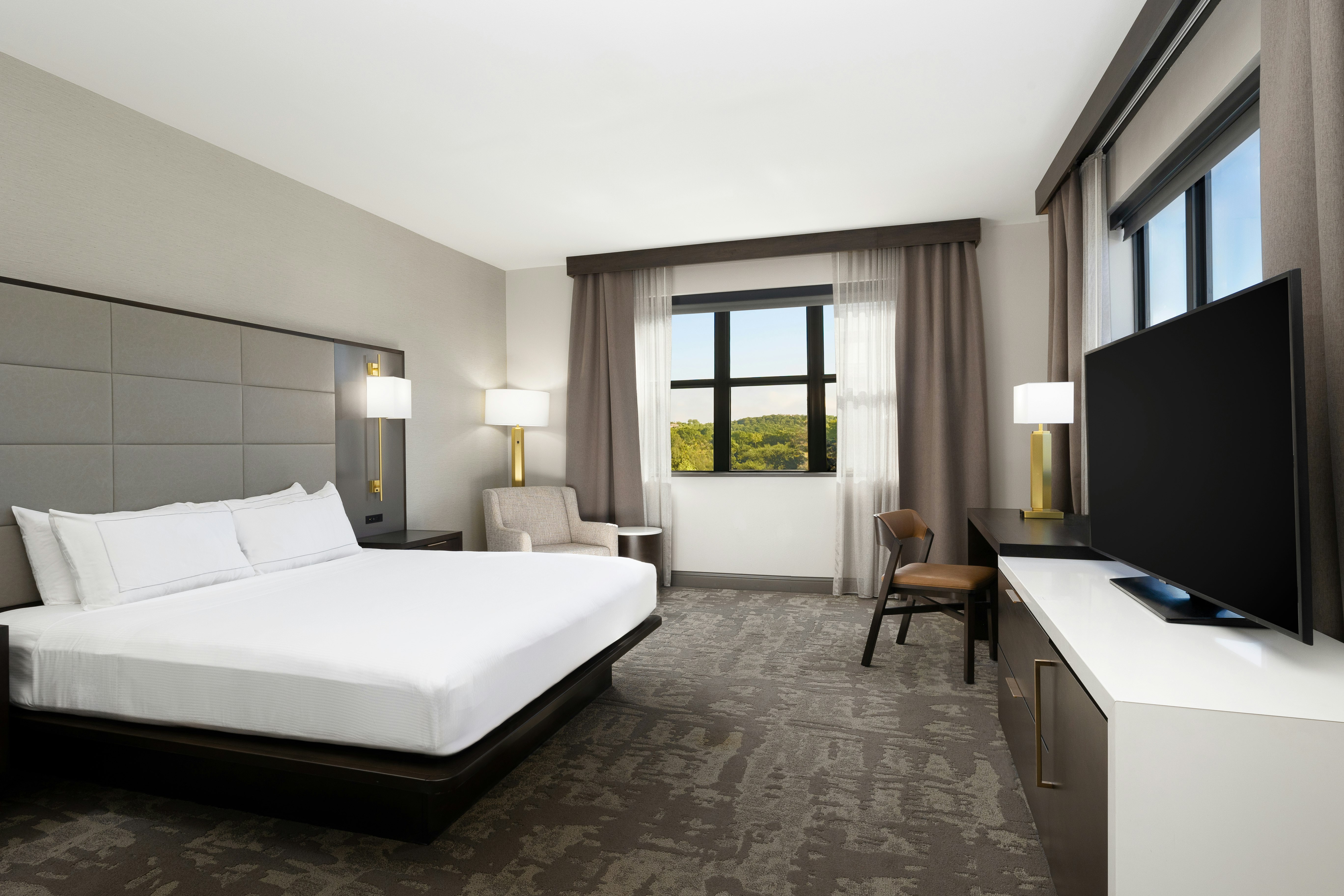 DELUXE, KING BED