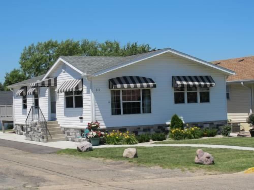 Black Hawk Motel 2/50