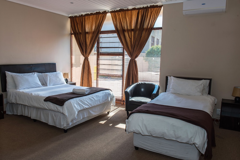 Room, 1 Queen and 1 Single Bed