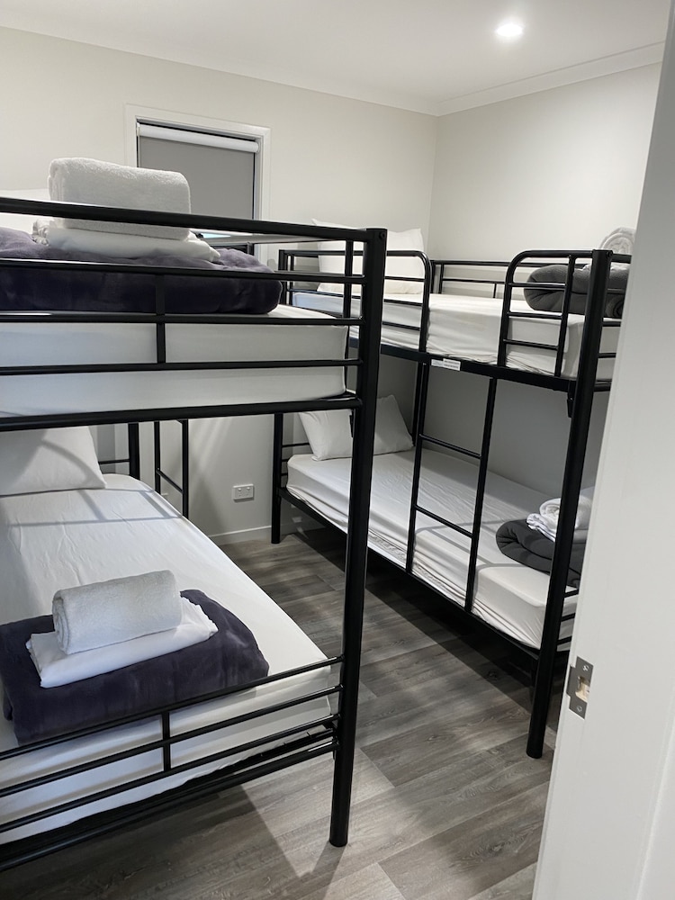 كابينة بأسرّة بطابقين وسريرين كوين بـ3 غرف نوم، BIG4 Breeze Holiday Park Rainbow Beach 5/9