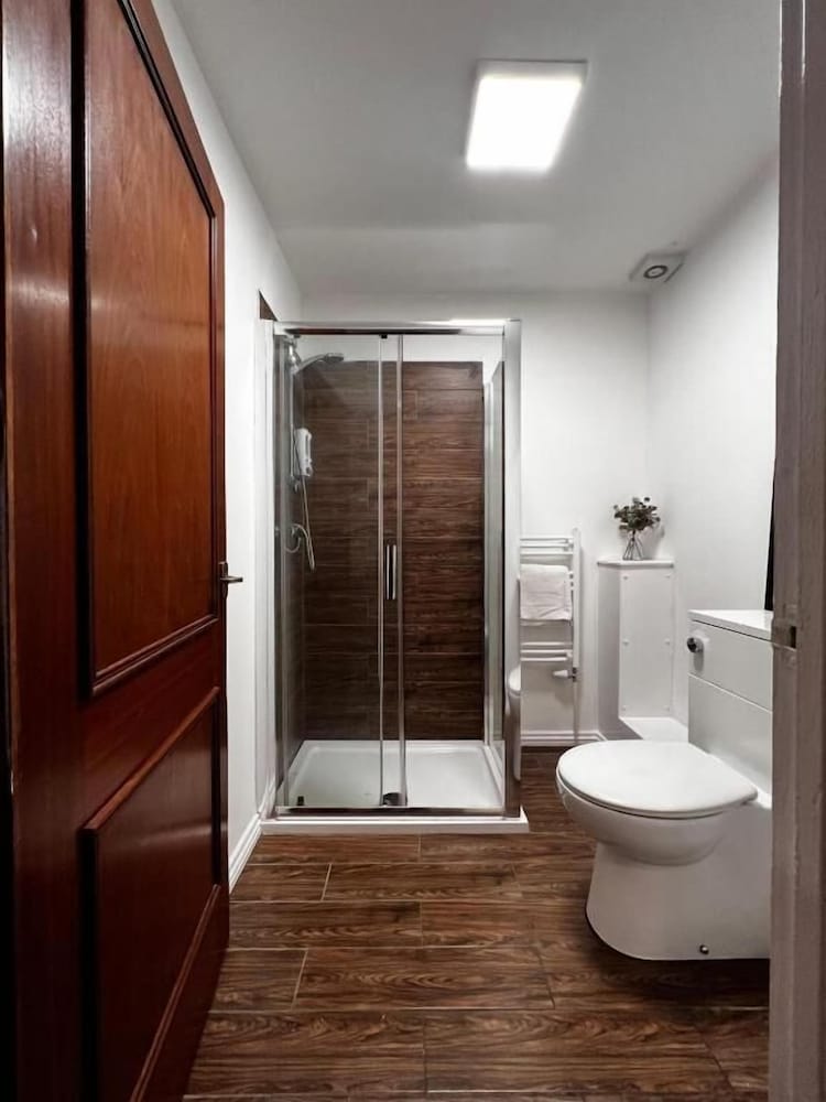 BV Aparthotel Huddersfield Ideal for Business & Leisure Stays 36/37