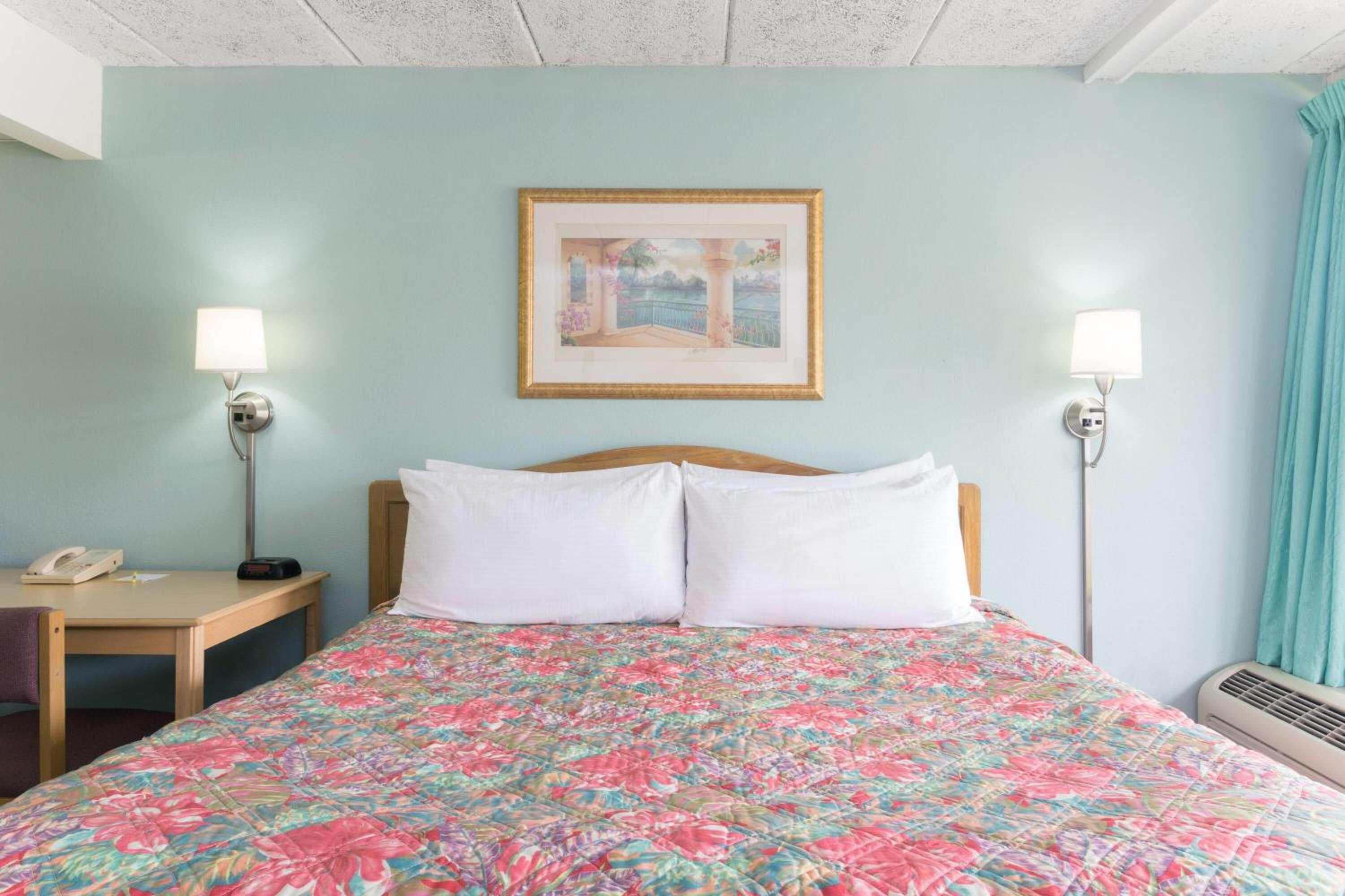 غرفة بسريرين مزدوجين بإطلالة جزئية على البحر، Days Inn & Suites By Wyndham Jekyll Island 7/10