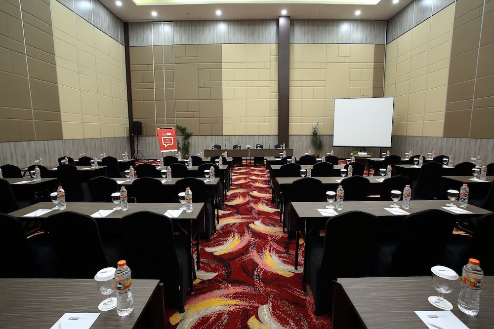 Bigland Sentul Hotel and Convention (ex Olympic Renotel Sentul) 40/50